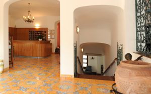 Zaro Hotel